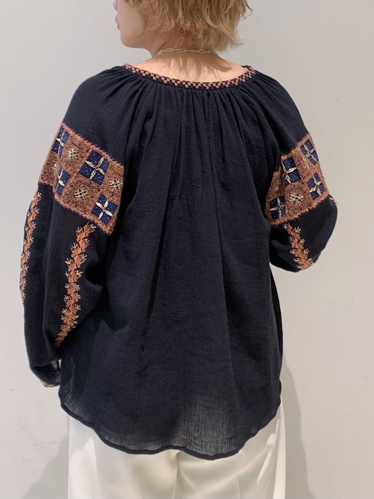 ブラック系のシャツ/ブラウス、ホワイト系のその他パンツを着用したレディースの春コーディネートの3枚目の写真