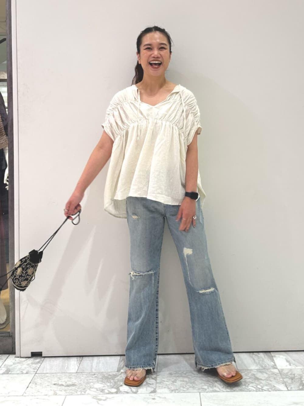 ホワイト系のシャツ/ブラウス、ブルー系のデニムパンツ、その他のサンダルを着用したレディースの夏コーディネートの4枚目の写真