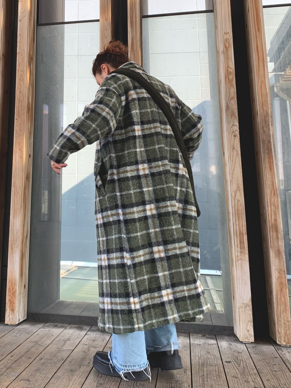 その他のチェスターコート、グレー系のショルダーバッグ、ブラック系のニット/セーターを着用したレディースの秋コーディネートの3枚目の写真