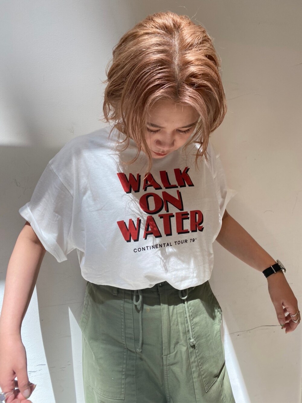 グリーン系のTシャツ/カットソーを着用したレディースの春コーディネートの2枚目の写真