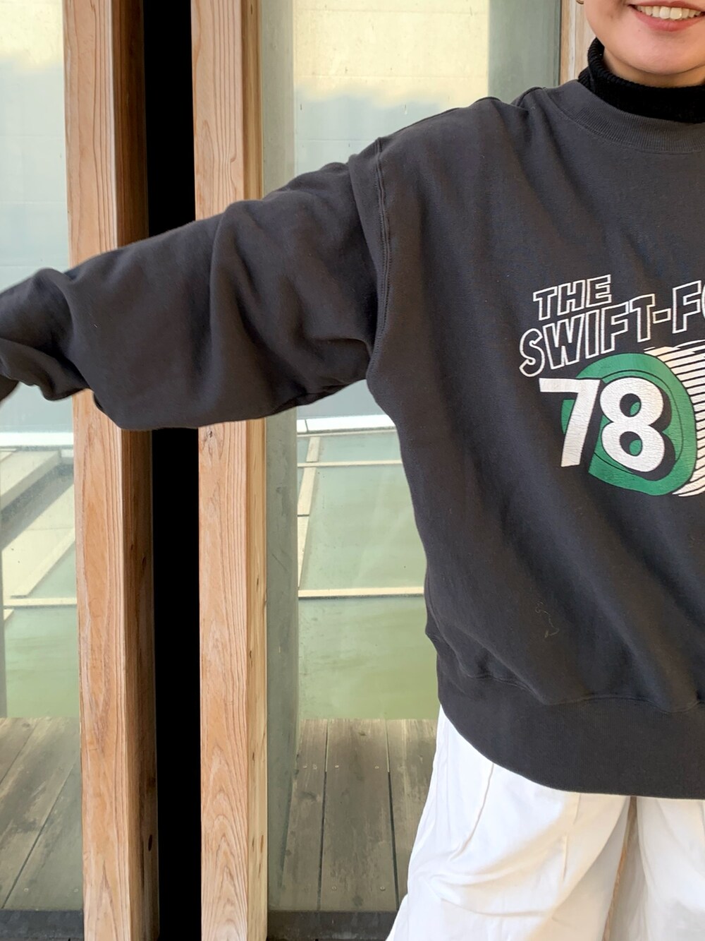 グレー系のスウェット、ホワイト系のその他パンツ、ベージュ系のムートンコートを着用したレディースの冬コーディネートの6枚目の写真