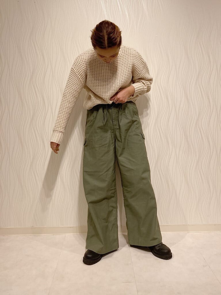 ベージュ系のその他パンツ、ホワイト系のニット/セーターを着用したレディースの秋コーディネートの3枚目の写真