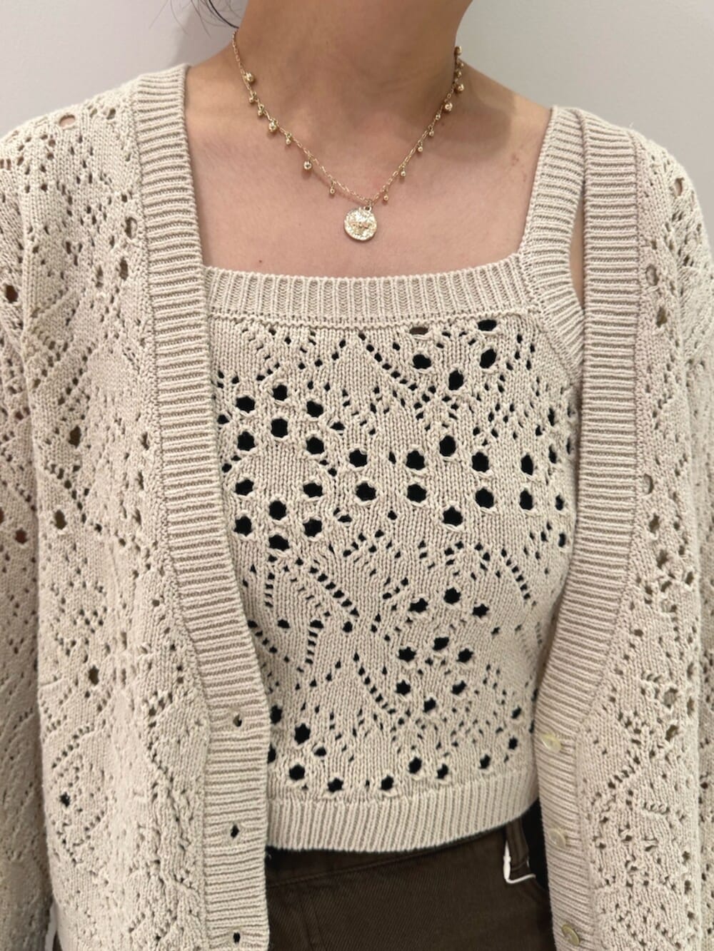 ブラック系のその他シューズ、ブラウン系のデニムパンツ、ホワイト系のアンサンブルを着用したレディースの秋コーディネートの5枚目の写真