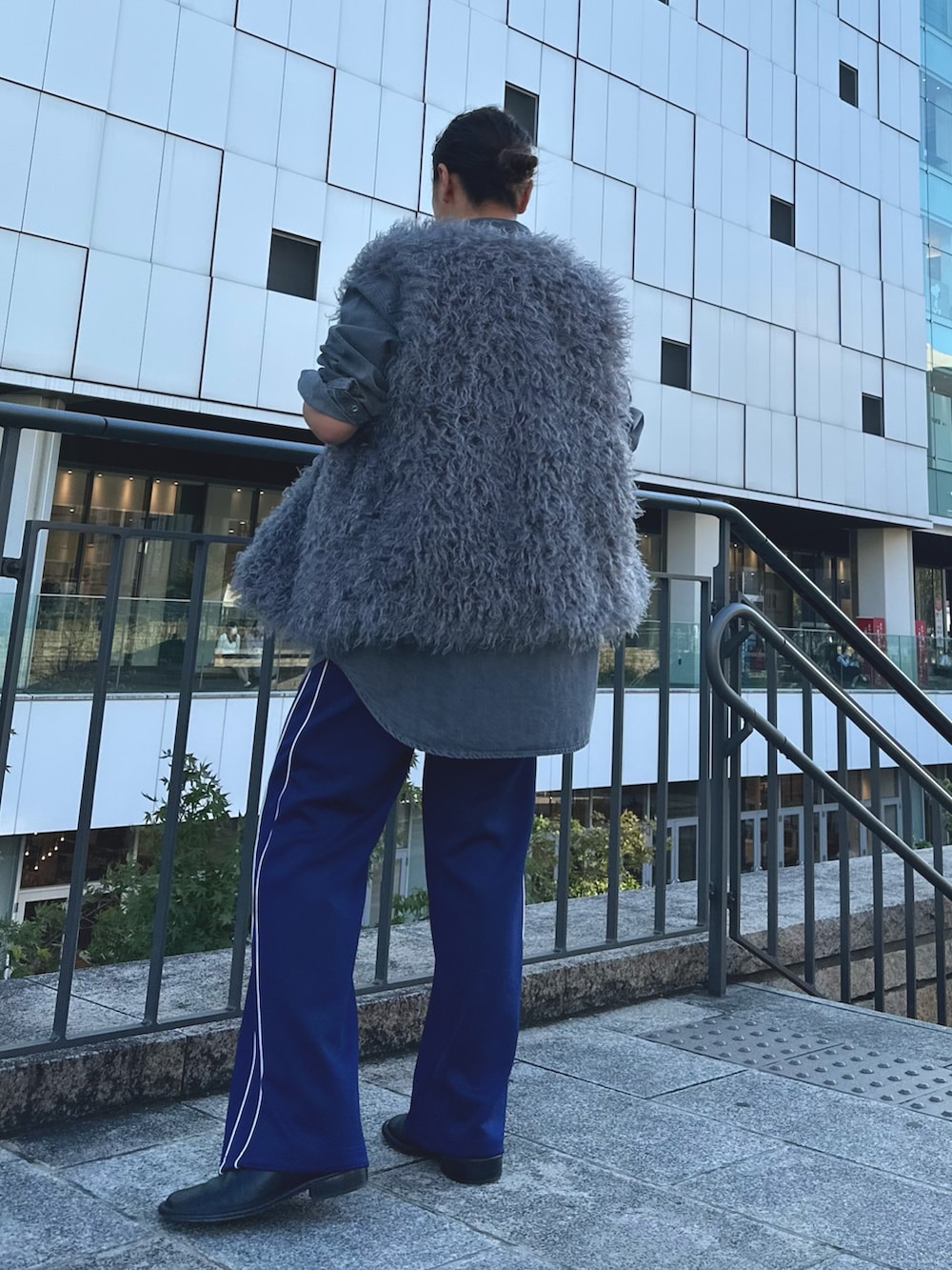 ブラック系のシャツ/ブラウス、グレー系のベスト、ブルー系のその他パンツを着用したレディースの秋コーディネートの3枚目の写真