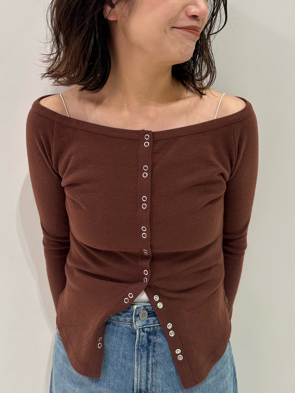 ブラウン系のTシャツ/カットソー、ブルー系のデニムパンツを着用したレディースの秋コーディネートの5枚目の写真
