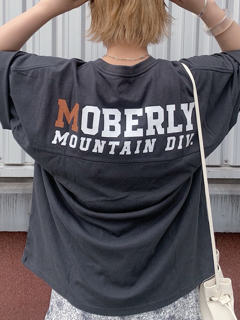 ホワイト系のスカート、ホワイト系のハンドバッグ、グレー系のTシャツ/カットソーを着用したレディースの春コーディネートの4枚目の写真