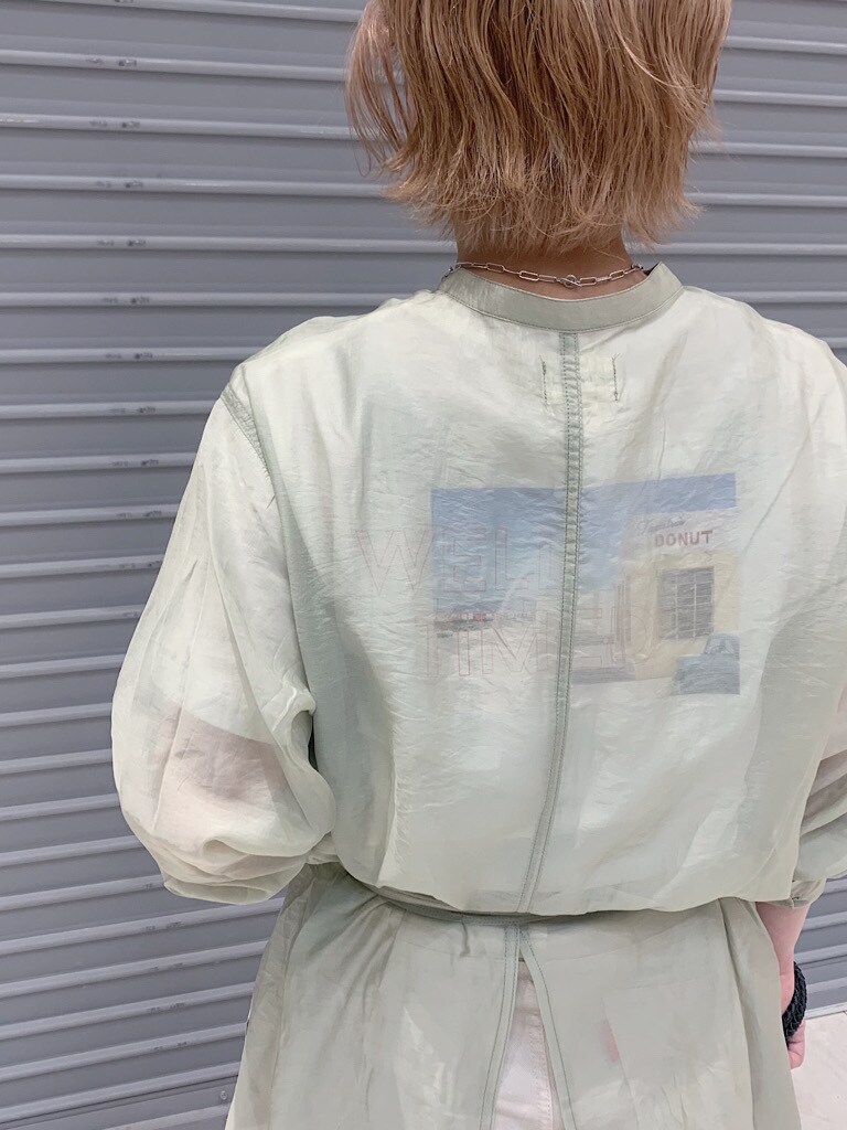 ブラック系のその他シューズ、ブラック系のハンドバッグ、グリーン系のシャツ/ブラウスを着用したレディースの春コーディネートの3枚目の写真