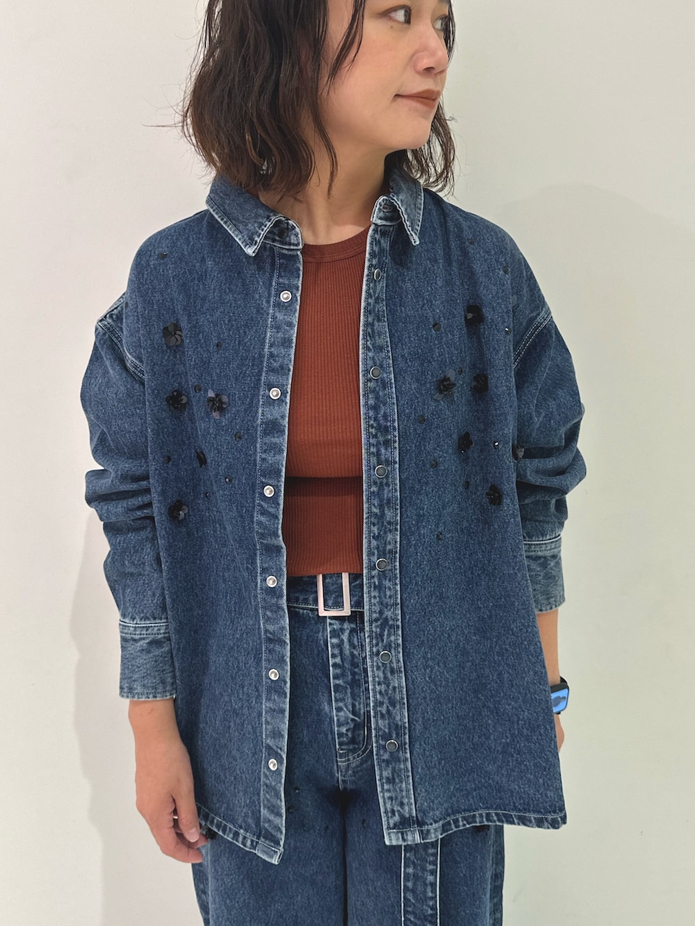 ブルー系のシャツ/ブラウス、ブルー系のデニムパンツ、レッド系のタンクトップを着用したレディースの夏コーディネートの4枚目の写真