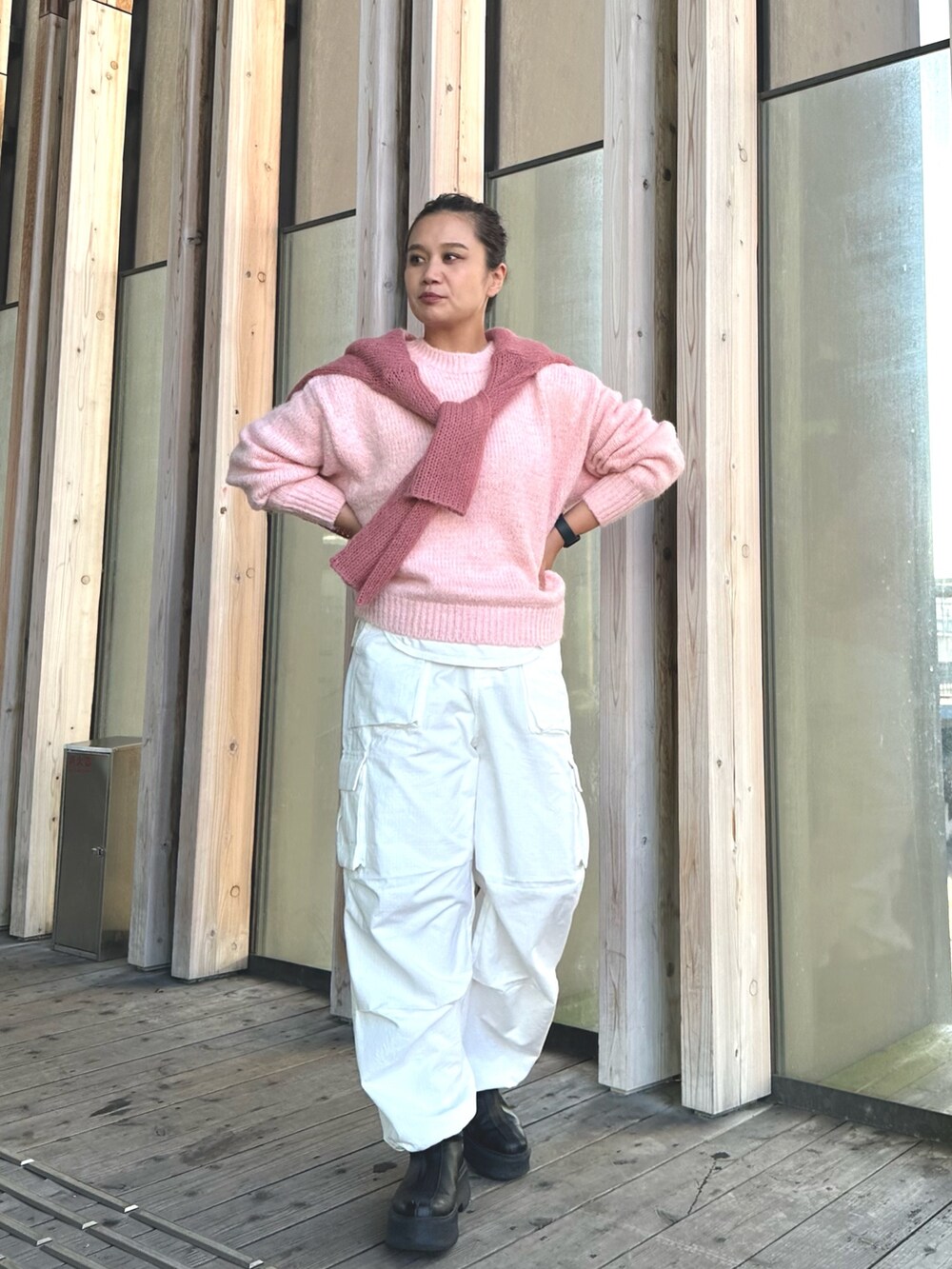 ピンク系のニット/セーター、ピンク系のニット/セーター、ホワイト系のカーゴパンツを着用したレディースの秋コーディネートの2枚目の写真