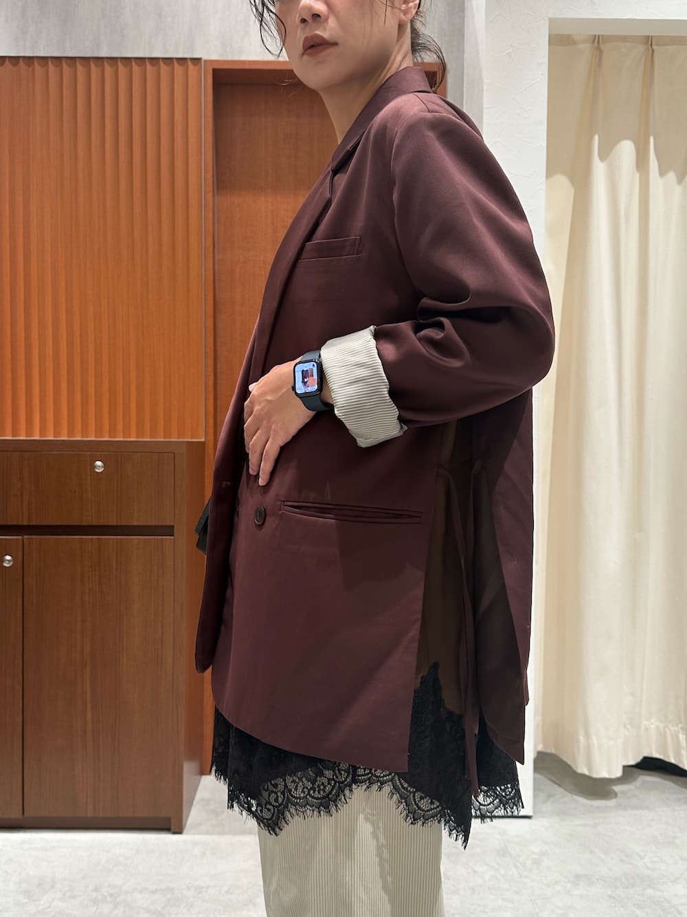 ブラウン系のテーラードジャケット、ホワイト系のその他パンツ、ブラウン系のワンピースを着用したレディースの秋コーディネートの4枚目の写真