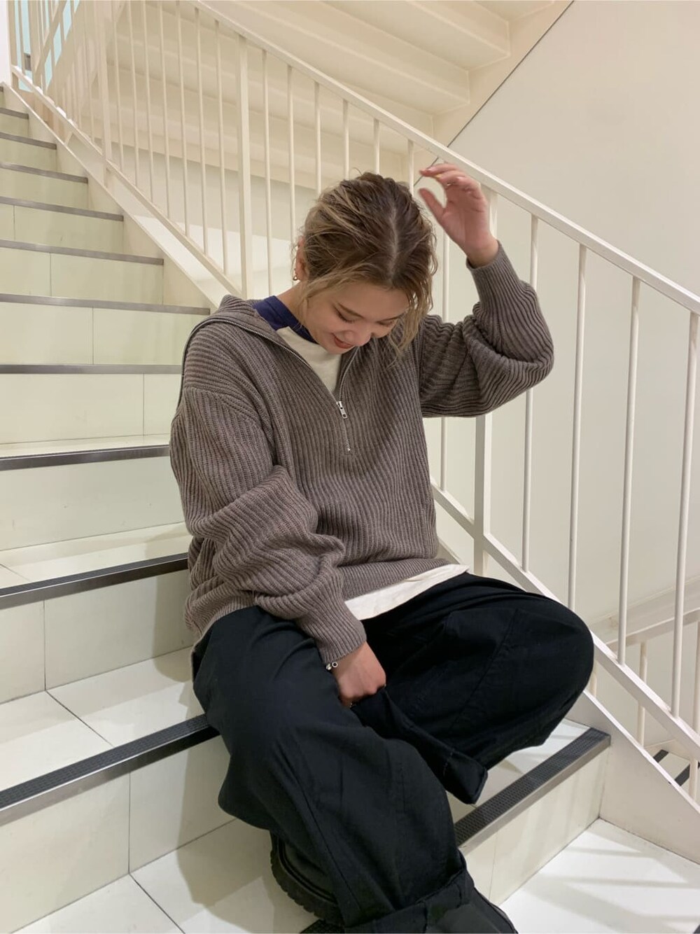 ブルー系のTシャツ/カットソー、ブラック系のその他パンツ、ブラック系のブーツを着用したレディースの秋コーディネートの3枚目の写真