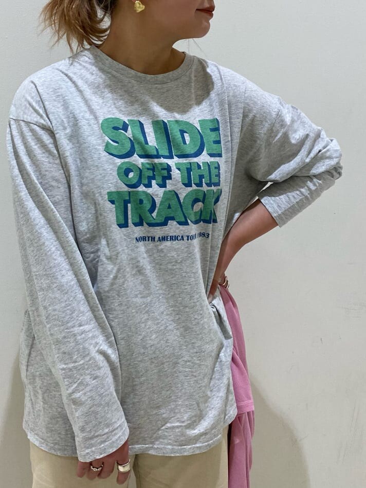 ホワイト系のデニムパンツ、ブラック系のブーツ、ピンク系のニット/セーターを着用したレディースの冬コーディネートの2枚目の写真