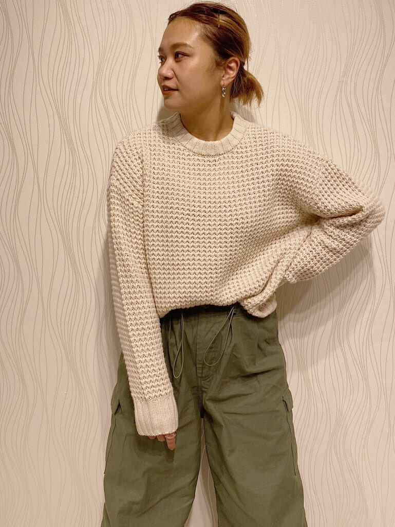 ベージュ系のその他パンツ、ホワイト系のニット/セーターを着用したレディースの秋コーディネートの2枚目の写真