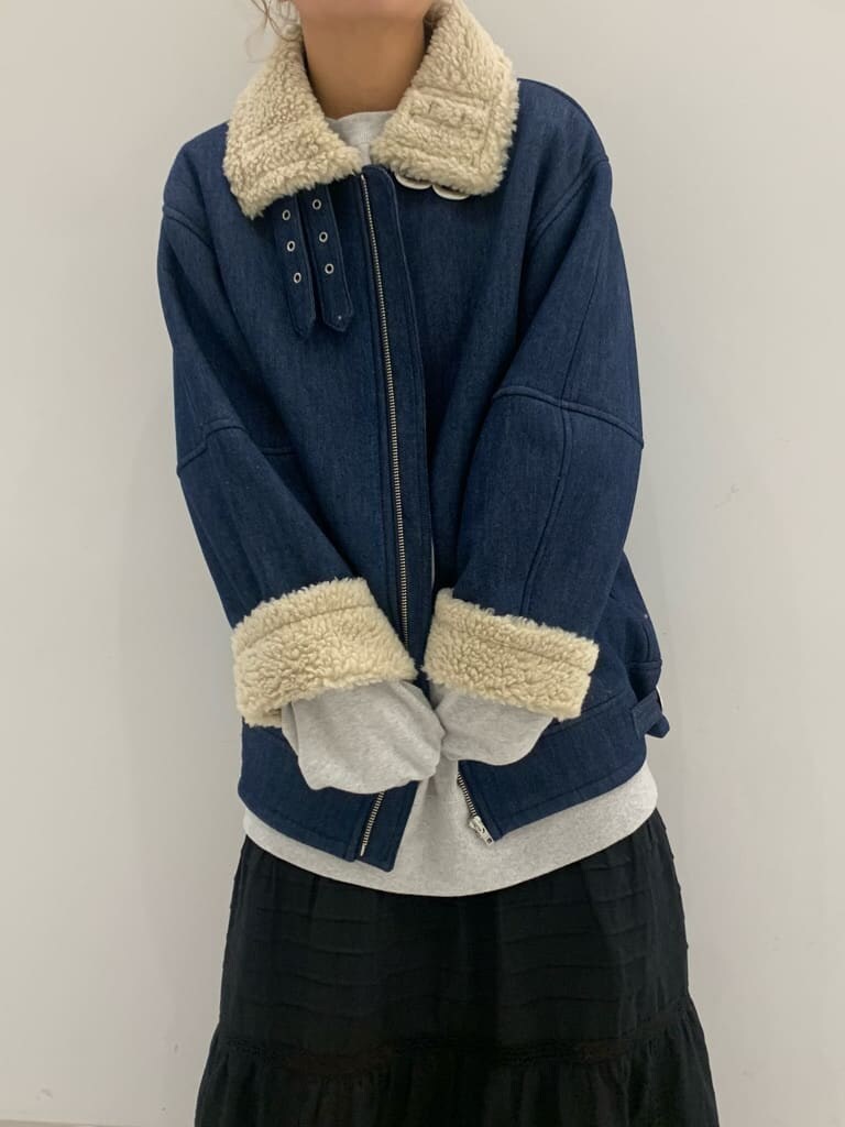 ブルー系のブルゾン、ブラック系のスカート、グレー系のスウェットを着用したレディースの秋コーディネートの3枚目の写真