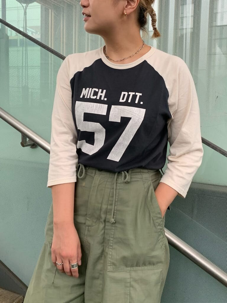 ベージュ系のその他パンツ、ブラック系のブーツ、グレー系のTシャツ/カットソーを着用したレディースの夏コーディネートの2枚目の写真