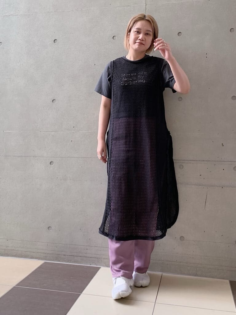 グレー系のTシャツ/カットソー、グレー系のワンピース、パープル系のその他パンツを着用したレディースの夏コーディネートの2枚目の写真