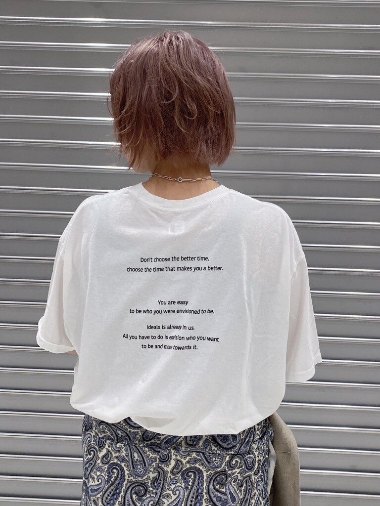 ベージュ系のテーラードジャケット、ブルー系のつなぎ/オールインワン、ホワイト系のTシャツ/カットソーを着用したレディースの春コーディネートの3枚目の写真