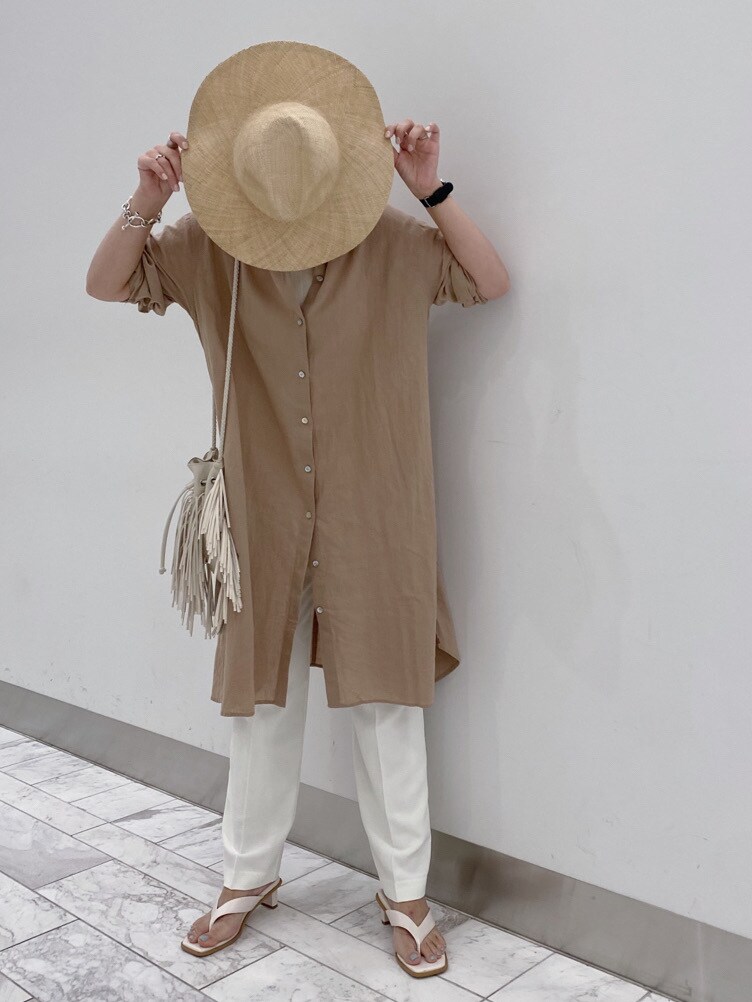 ホワイト系のその他パンツ、ホワイト系のタンクトップ、ホワイト系のハンドバッグを着用したレディースの春コーディネートの2枚目の写真