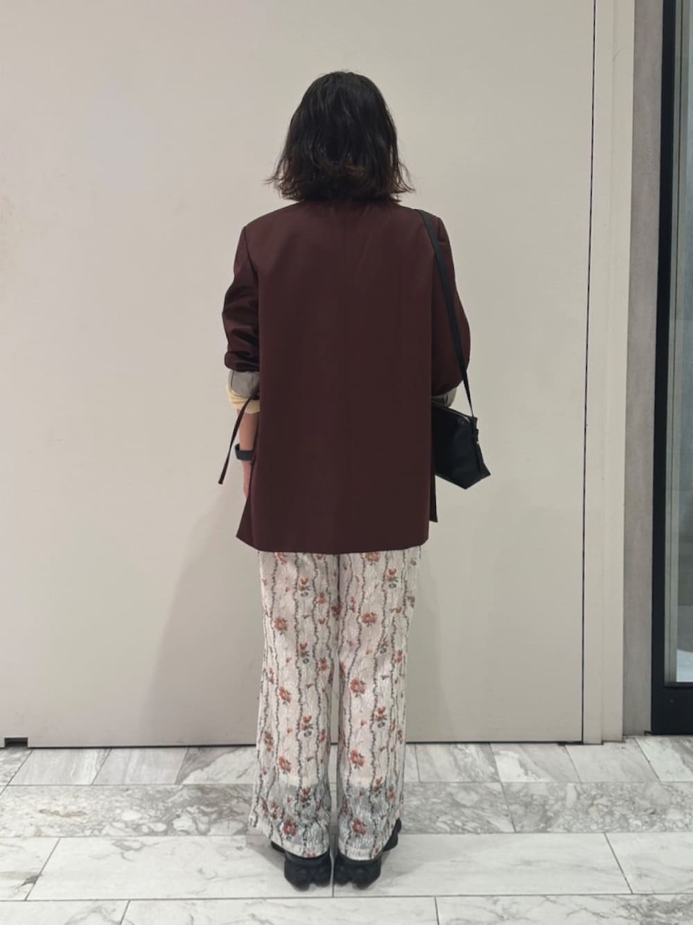 ブラウン系のテーラードジャケット、その他のその他パンツ、ホワイト系のニット/セーターを着用したレディースの夏コーディネートの3枚目の写真