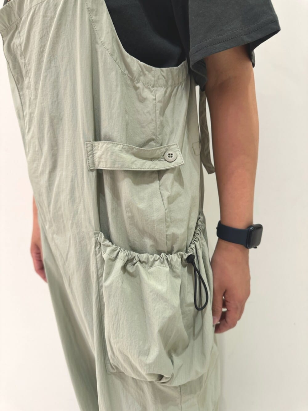 グリーン系のサロペット/オーバーオール、グレー系のTシャツ/カットソーを着用したレディースの夏コーディネートの5枚目の写真
