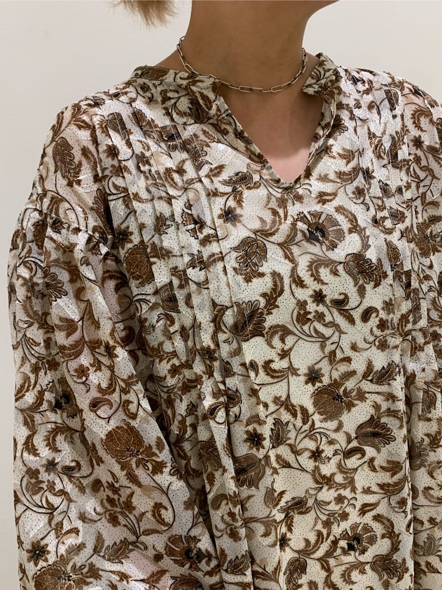 ホワイト系のワンピース、ブラウン系のブーツを着用したレディースの夏コーディネートの2枚目の写真