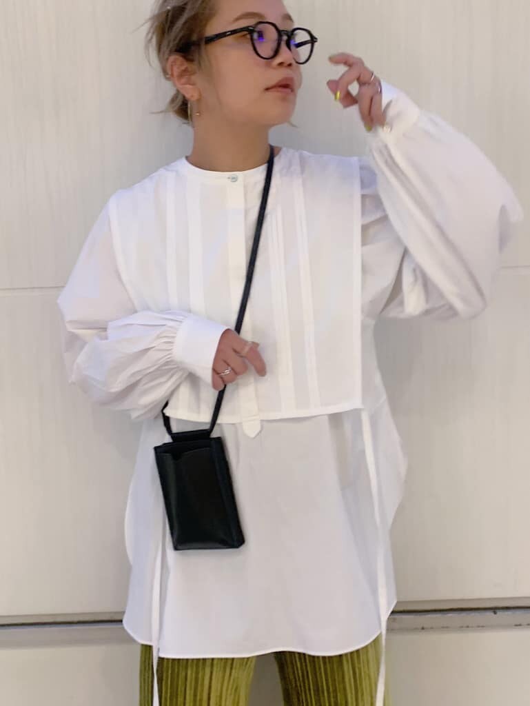 ホワイト系のシャツ/ブラウス、グリーン系のその他パンツを着用したレディースの秋コーディネートの2枚目の写真