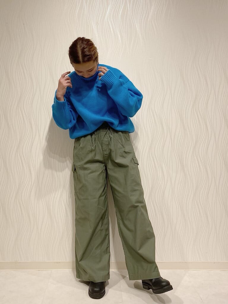ベージュ系のその他パンツ、ブルー系のニット/セーターを着用したレディースの秋コーディネートの2枚目の写真