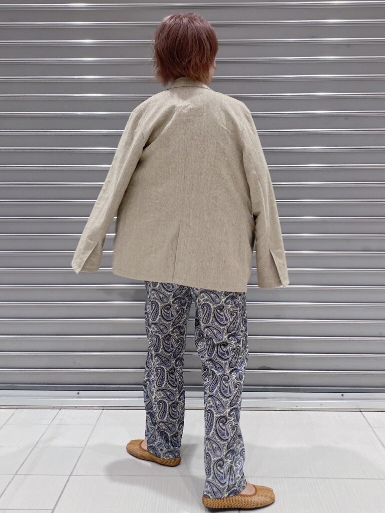 ベージュ系のテーラードジャケット、ブルー系のつなぎ/オールインワン、ホワイト系のTシャツ/カットソーを着用したレディースの春コーディネートの2枚目の写真