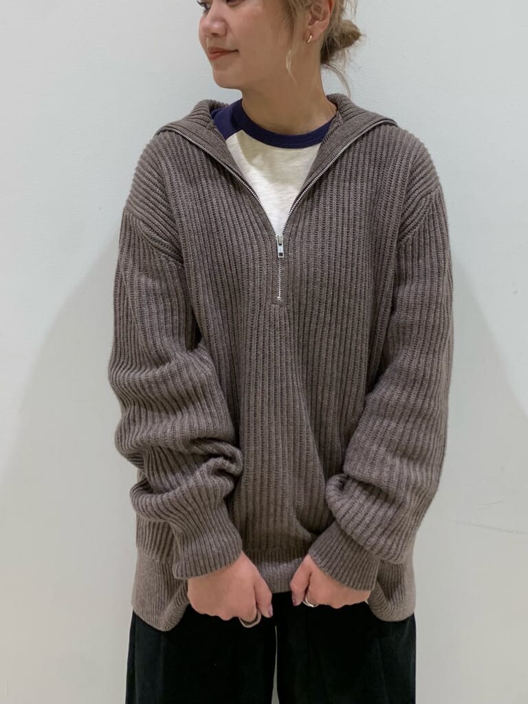 ブルー系のTシャツ/カットソー、ブラック系のその他パンツ、ブラック系のブーツを着用したレディースの秋コーディネートの2枚目の写真