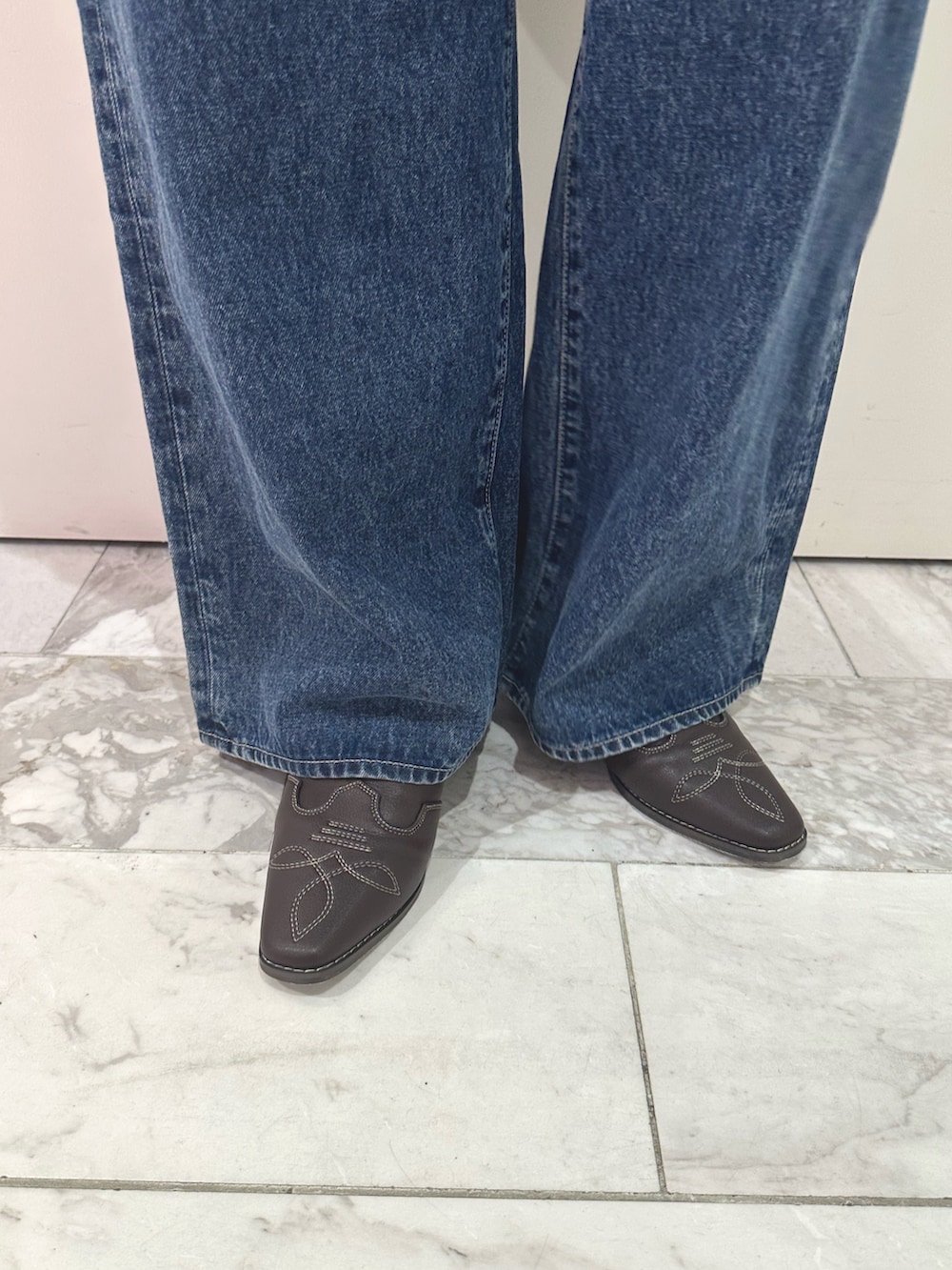 ブルー系のシャツ/ブラウス、ブルー系のデニムパンツ、レッド系のタンクトップを着用したレディースの夏コーディネートの7枚目の写真