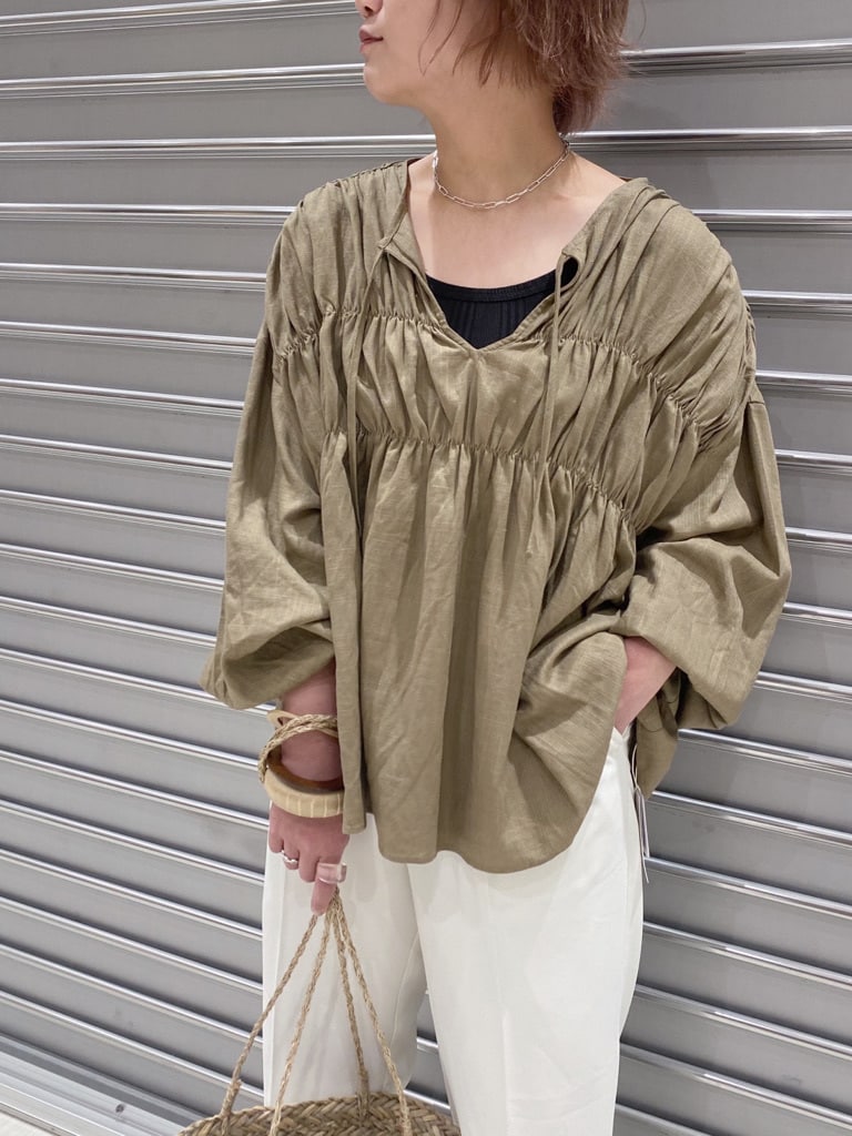 ベージュ系のシャツ/ブラウス、ホワイト系のその他パンツ、ブラウン系のサンダルを着用したレディースの春コーディネートの3枚目の写真