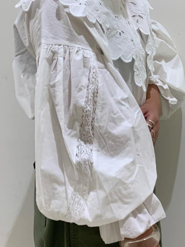 ホワイト系のシャツ/ブラウス、ベージュ系のその他パンツを着用したレディースの夏コーディネートの4枚目の写真