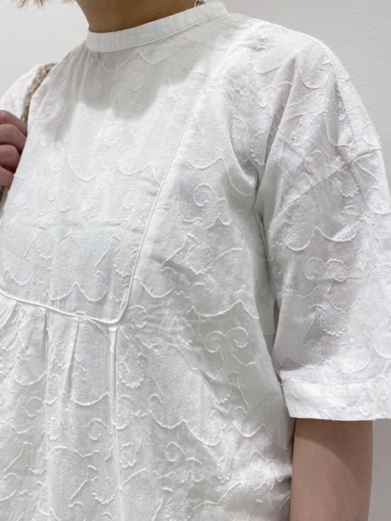 ホワイト系のシャツ/ブラウス、ゴールド系のその他パンツ、ベージュ系のバングル/リストバンドを着用したレディースの春コーディネートの4枚目の写真