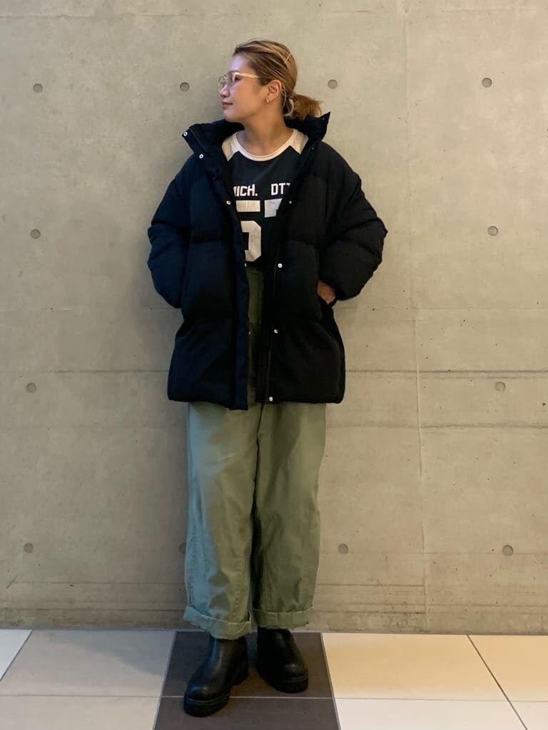 ベージュ系のその他パンツ、ブラック系のブーツ、グレー系のTシャツ/カットソーを着用したレディースの秋コーディネートの2枚目の写真