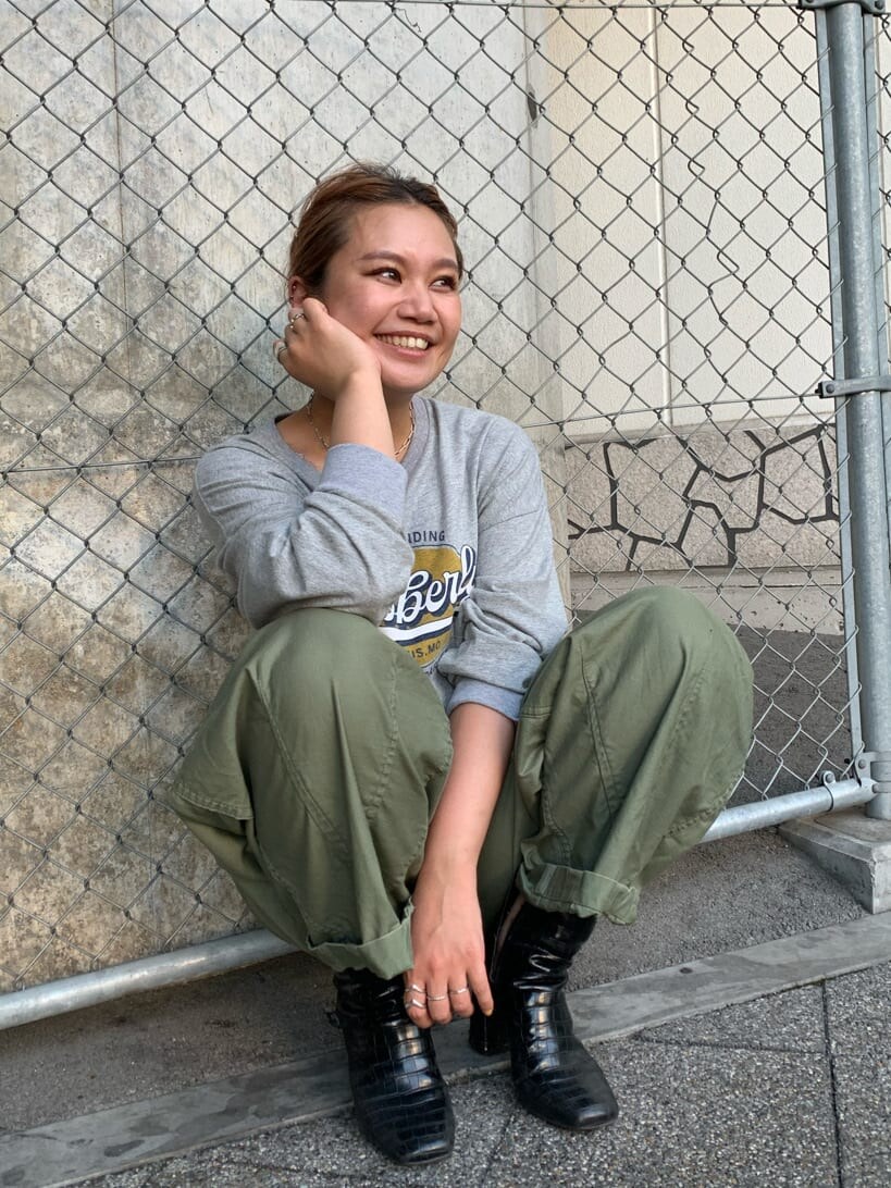 ベージュ系のその他パンツ、グレー系のTシャツ/カットソーを着用したレディースの夏コーディネートの2枚目の写真