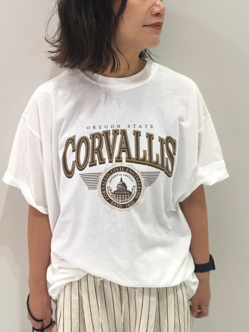 ブラック系のハンドバッグ、ホワイト系のその他パンツ、ホワイト系のTシャツ/カットソーを着用したレディースの夏コーディネートの4枚目の写真