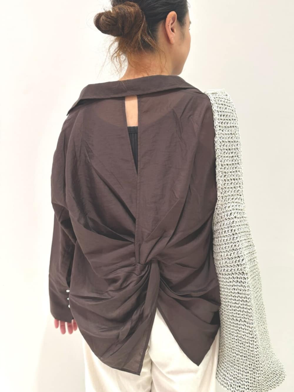 ブラウン系のシャツ/ブラウス、ホワイト系のデニムパンツ、グレー系のショルダーバッグを着用したレディースの夏コーディネートの5枚目の写真