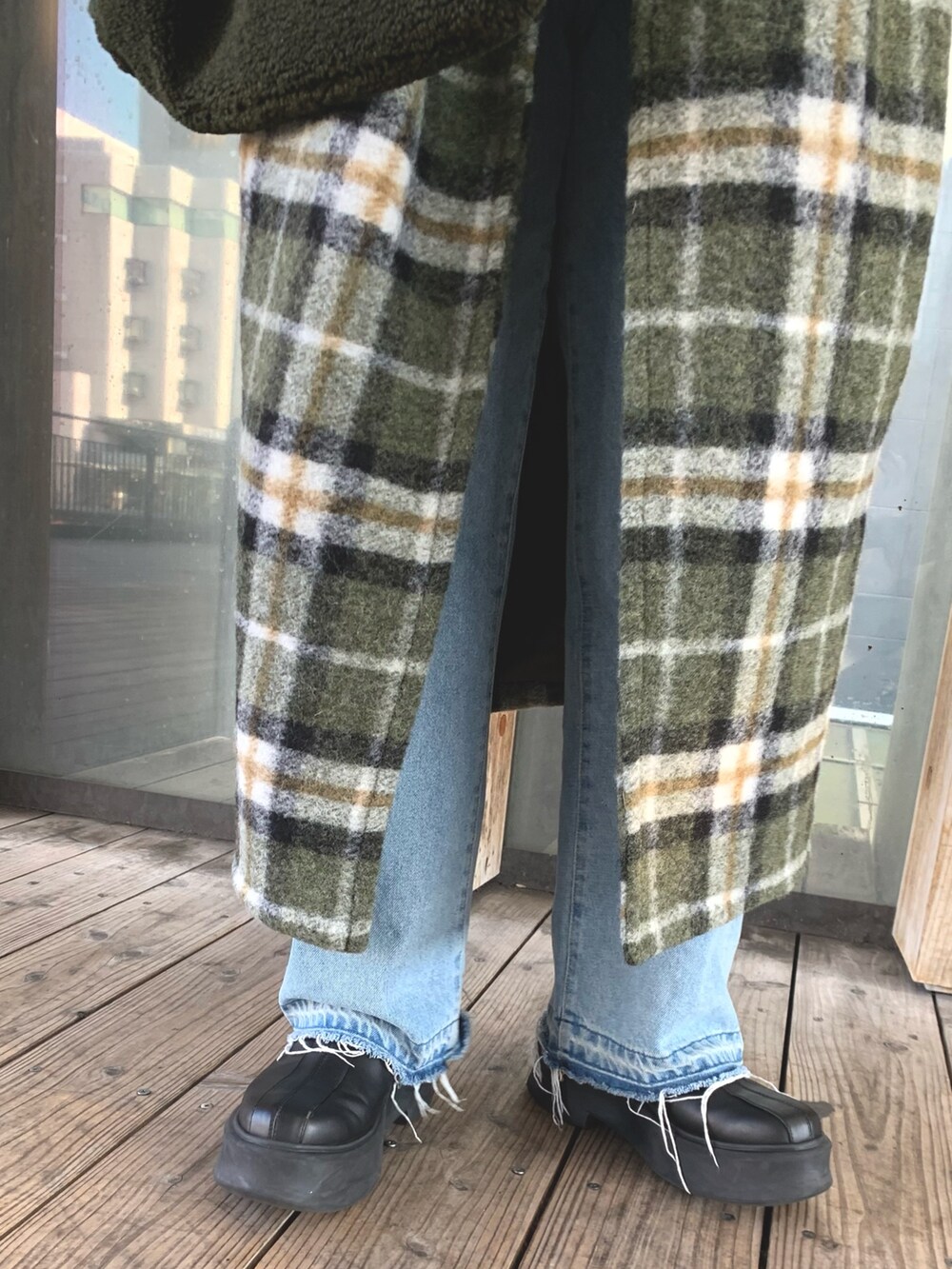 その他のチェスターコート、グレー系のショルダーバッグ、ブラック系のニット/セーターを着用したレディースの秋コーディネートの6枚目の写真