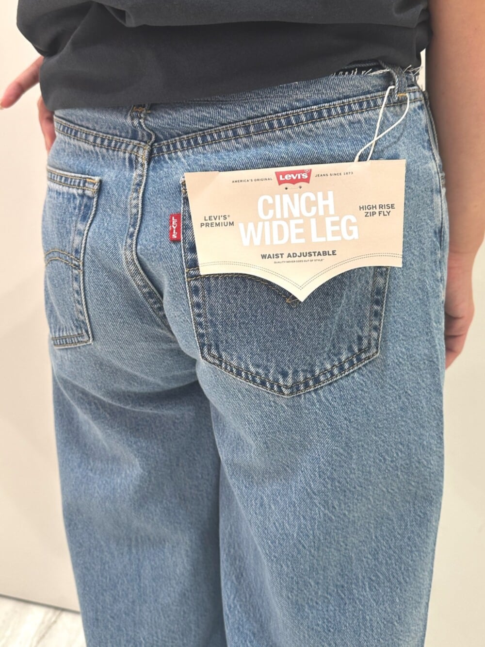 ブルー系のデニムパンツ、グレー系のTシャツ/カットソーを着用したレディースの夏コーディネートの6枚目の写真
