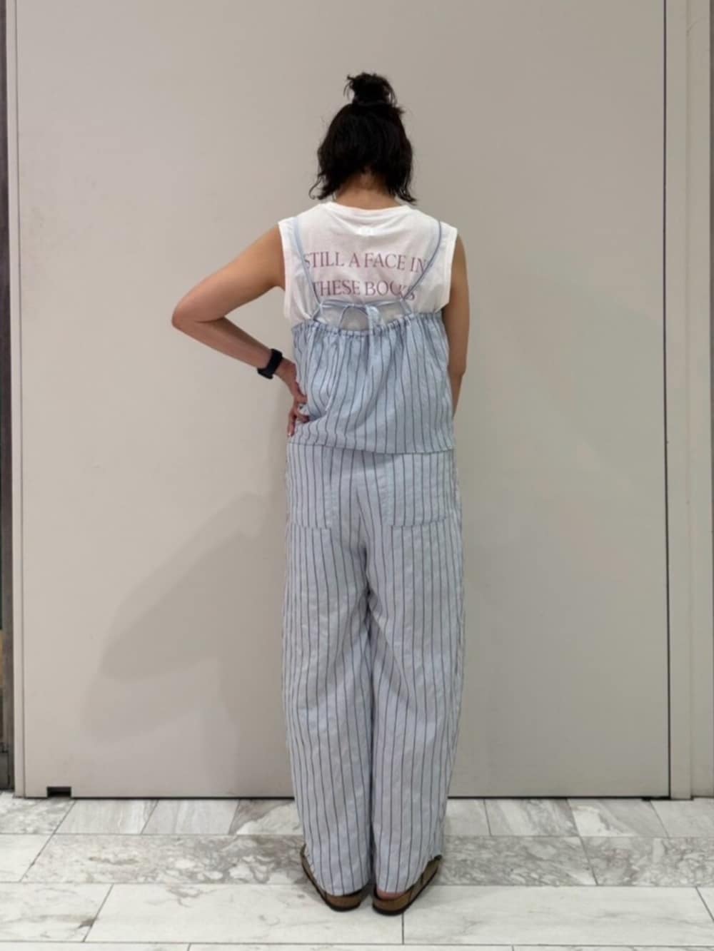 ホワイト系のタンクトップ、ブルー系のキャミソール、ブルー系のその他パンツを着用したレディースの夏コーディネートの3枚目の写真