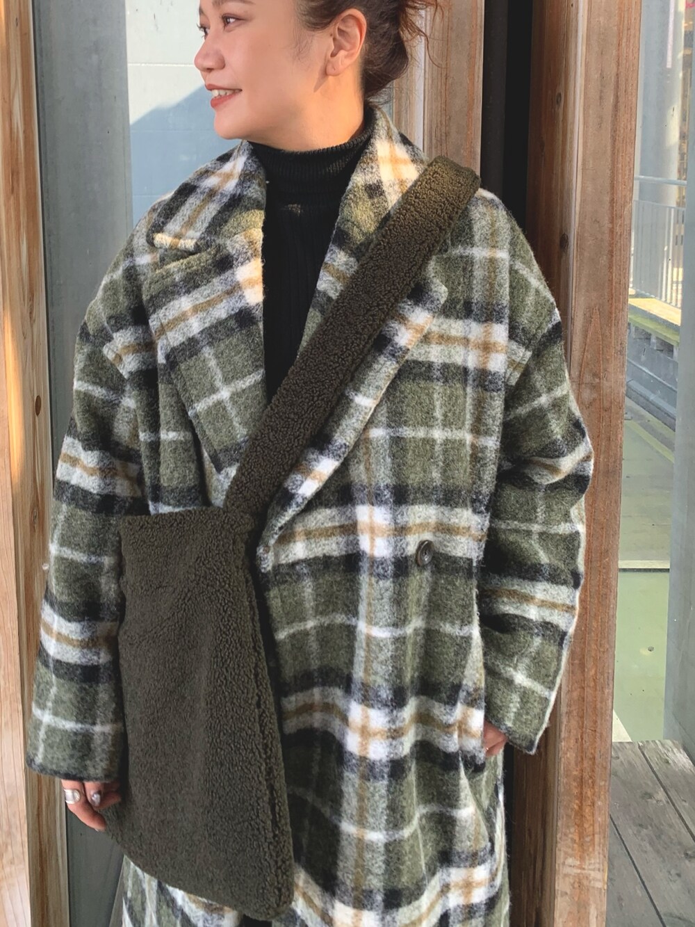 その他のチェスターコート、グレー系のショルダーバッグ、ブラック系のニット/セーターを着用したレディースの秋コーディネートの5枚目の写真