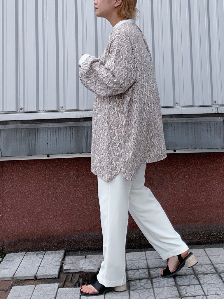 ホワイト系のその他パンツ、ブラック系のサンダル、ブラック系のハンドバッグを着用したレディースの春コーディネートの3枚目の写真