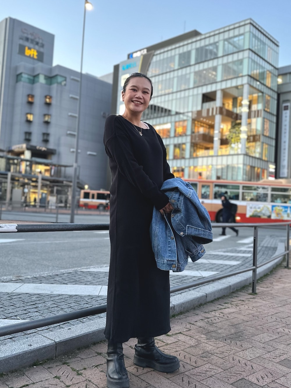 ブラック系のワンピース、ブルー系のデニムジャケット、シルバー系のネックレスを着用したレディースの冬コーディネートの3枚目の写真