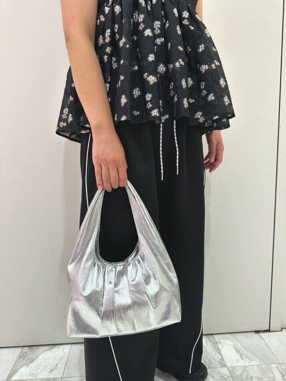 ブラック系のキャミソール、ブラック系のその他パンツ、グレー系のタンクトップを着用したレディースの夏コーディネートの7枚目の写真