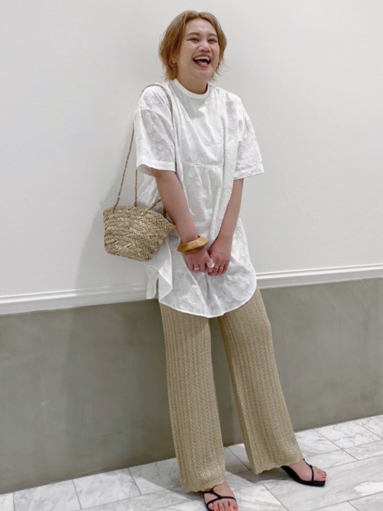 ホワイト系のシャツ/ブラウス、ゴールド系のその他パンツ、ベージュ系のバングル/リストバンドを着用したレディースの春コーディネートの2枚目の写真