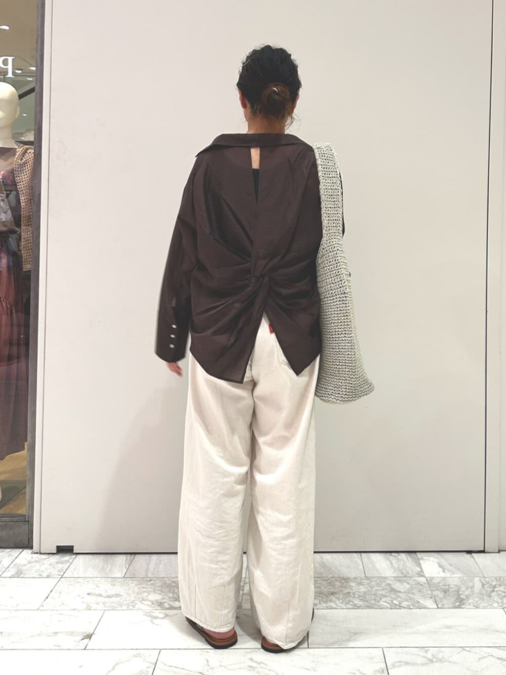 ブラウン系のシャツ/ブラウス、ホワイト系のデニムパンツ、グレー系のショルダーバッグを着用したレディースの夏コーディネートの4枚目の写真