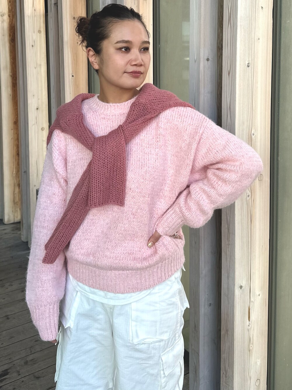 ピンク系のニット/セーター、ピンク系のニット/セーター、ホワイト系のカーゴパンツを着用したレディースの秋コーディネートの3枚目の写真