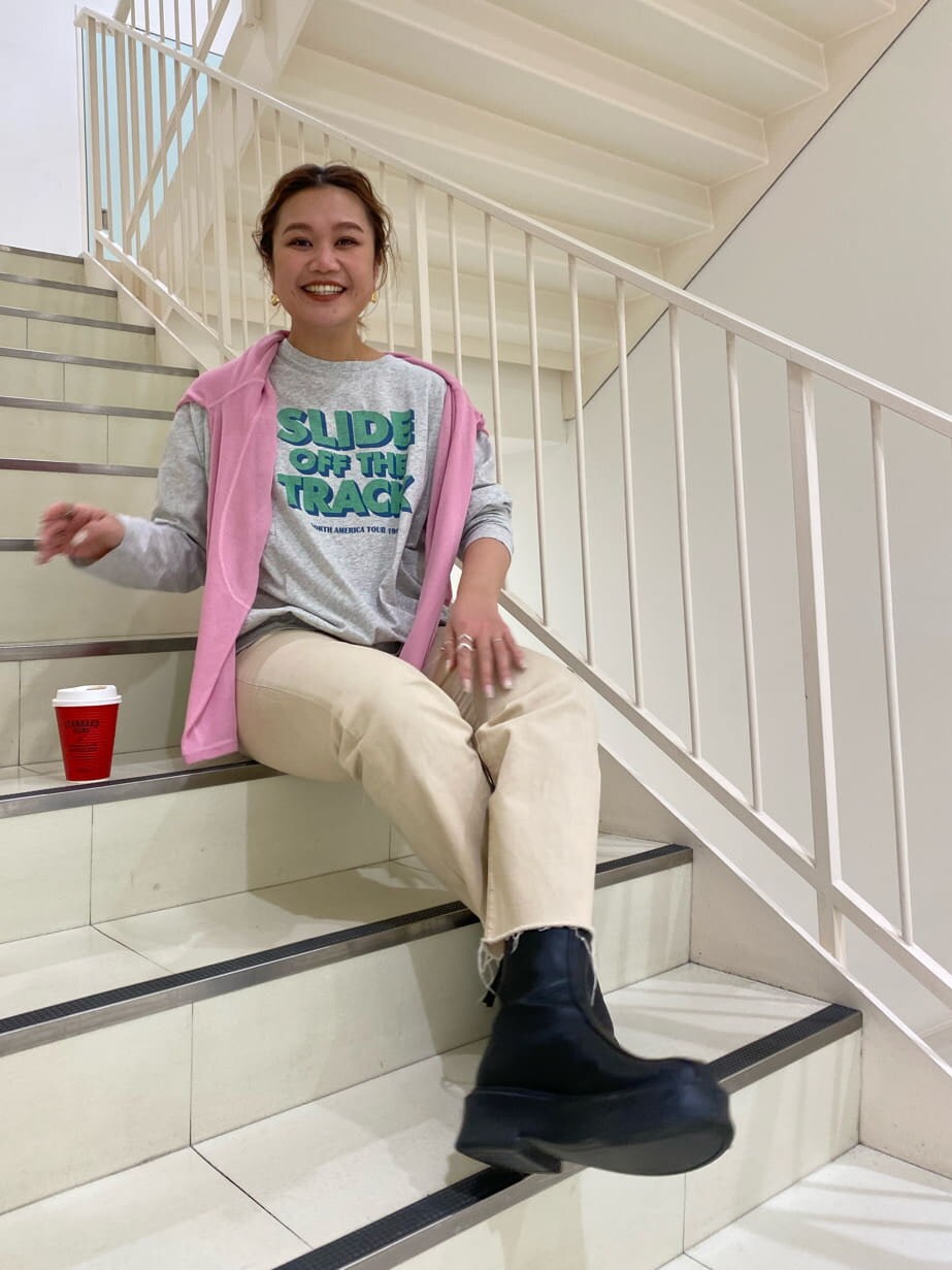 ホワイト系のデニムパンツ、ブラック系のブーツ、ピンク系のニット/セーターを着用したレディースの冬コーディネートの4枚目の写真