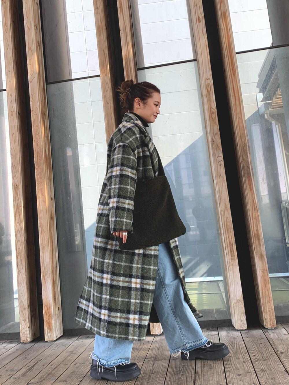 その他のチェスターコート、グレー系のショルダーバッグ、ブラック系のニット/セーターを着用したレディースの秋コーディネートの4枚目の写真