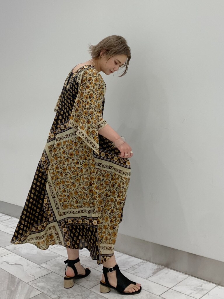 ブラック系のサンダル、イエロー系のワンピースを着用したレディースの夏コーディネートの3枚目の写真